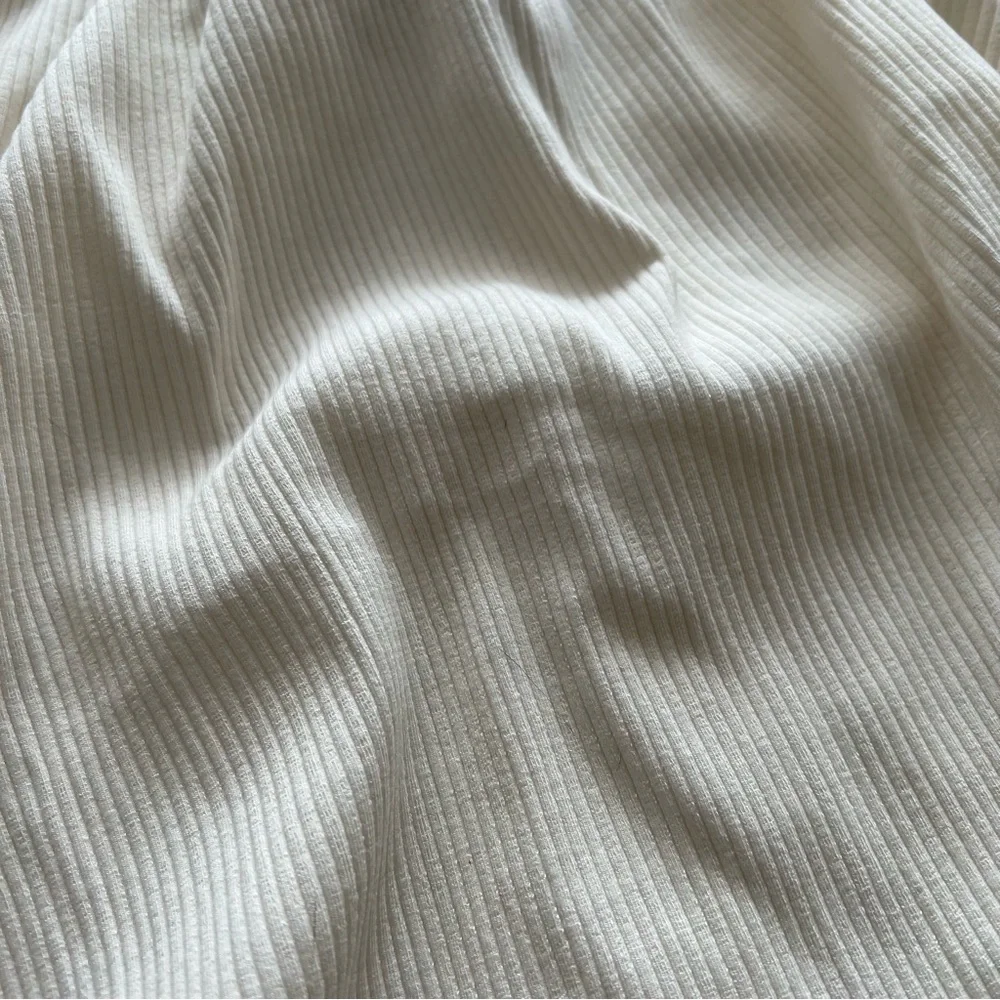 Lulu’s Keyhole Ribbed Crop Top - Picture 9 of 9